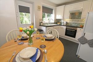 A kitchen or kitchenette at Hedgehope Cottage Alnwick