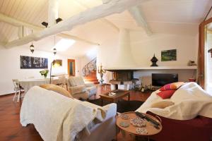 sala de estar con sofá y mesa en Villa Amore, en Cannobio