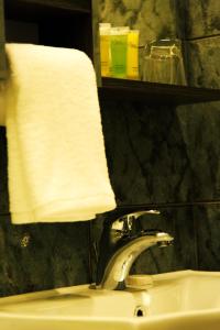 Ένα μπάνιο στο Shams Alweibdeh Hotel Apartments