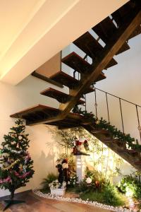 - un escalier avec un arbre de Noël dans une chambre dans l'établissement Mi Jing Garden Spring Resort, à Wulai