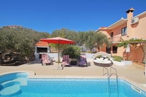 Bazén v ubytování Holiday Home Pelegrin nebo v jeho okolí
