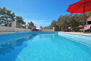 Bazén v ubytování Holiday Home Pelegrin nebo v jeho okolí
