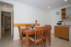 Kuchyň nebo kuchyňský kout v ubytování Holiday Home Pelegrin