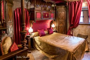 Postel nebo postele na pokoji v ubytování Suite Médiévale 40m2 chambre d' hôte du Mas Fabrègue