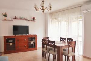 A television and/or entertainment centre at apartment a stone's throw from Santa Barbara