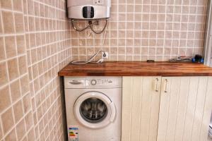 A kitchen or kitchenette at apartment a stone's throw from Santa Barbara