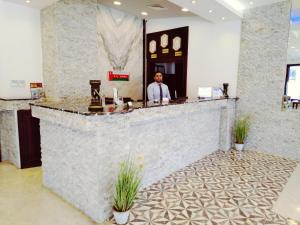 Apgyvendinimo įstaigos Asfar Hotel Apartments personalas