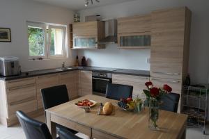 kuchnia z drewnianym stołem z wazonem kwiatów w obiekcie Pascal Villa 7 nights 1 free w mieście Stari Grad