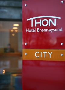 un cartello per l'honi hotel bangkok city di Thon Hotel Brønnøysund a Brønnøysund