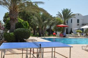 - une table de ping-pong bleue devant la piscine dans l'établissement Menzel Dija, à Midoun