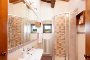 A bathroom at FicOlivo Még 28 kép