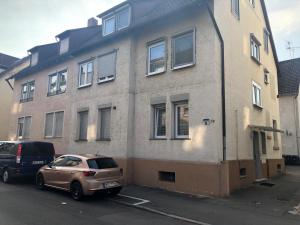 un coche bronceado estacionado frente a un edificio en Traumferienwohnung, en Heilbronn