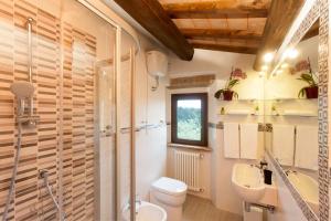 A bathroom at FicOlivo