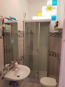 ナポリにある'O Vascio Vomeroのバスルーム(シャワー、洗面台、トイレ付)