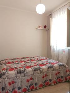 um quarto com uma cama com uma colcha em 'O Vascio Vomero em Nápoles