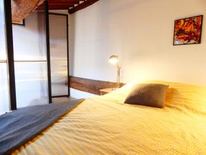 エクス・アン・プロヴァンスにあるLes Bernardinesのベッドルーム1室(大型ベッド1台、黄色い毛布付)