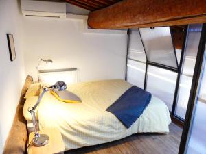 エクス・アン・プロヴァンスにあるLes Bernardinesのベッドルーム1室(テーブルの上にランプ付きのベッド1台付) +4枚の写真