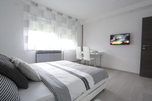 Televízia a/alebo spoločenská miestnosť v ubytovaní Imperium Rooms Zagreb Airport