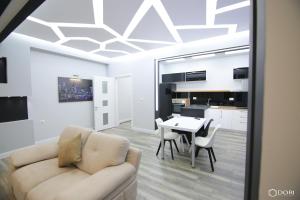 una sala de estar con un sofá y una mesa en Apartament Suite Korca, en Korçë 19 fotos más