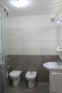 A bathroom at Sunset House