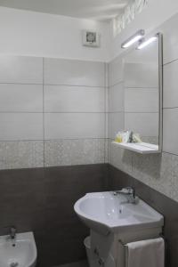 A bathroom at Sunset House Még 37 kép