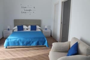 A bed or beds in a room at Sunset House