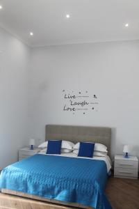 A bed or beds in a room at Sunset House