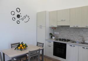 A kitchen or kitchenette at Sunset House