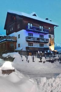 Un edificio con un gruppo di pinguini nella neve di Assietta a Sauze d'Oulx