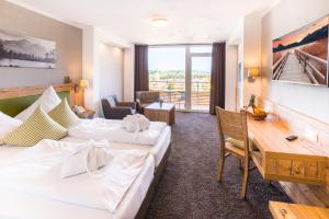 Postel nebo postele na pokoji v ubytování Hotel Nesselwanger Hof