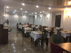 Reštaurácia alebo iné gastronomické zariadenie v ubytovaní Hotel Batumi Palace