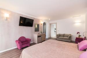 A television and/or entertainment centre at Hotel Baviera