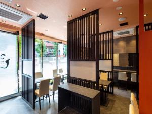 - une salle à manger avec une table et des chaises dans l'établissement APA Hotel Asakusa Ekimae, à Tokyo