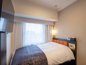 Una habitación de hotel con una cama y una ventana. en APA Hotel Asakusa Ekimae, en Tokio