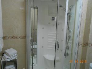 ein Bad mit einer Dusche und einer Glastür in der Unterkunft Sinos Rio Tinto in Campainha
