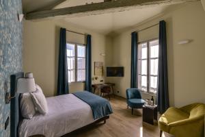 波尔多Villa Erizio, a bucolic and urban break的带床、椅子和窗户的卧室