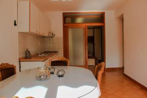 una cocina con una mesa con gafas encima en Apartments Pino, en Makarska