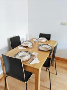リスボンにあるApartamento Realの木製テーブル(椅子、皿、ナプキン付)