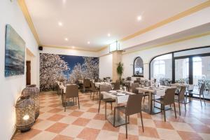 A seating area at Hotel Baviera