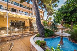 The swimming pool at or close to Hotel Baviera