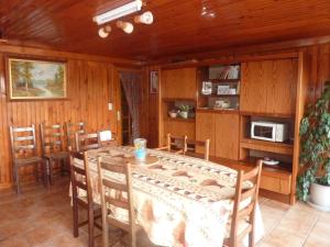 comedor con mesa y sillas en Clos de la Natouze, en Boyer