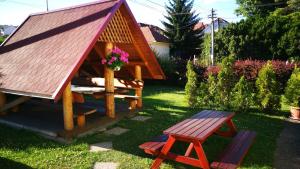 una pequeña casa de perros con un banco y una mesa en Zelený Dom, en Bojnice