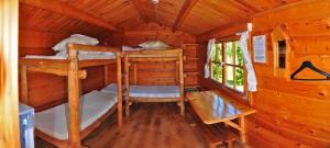 Palanda nebo palandy na pokoji v ubytování Campsite Leiputrija