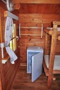 Palanda nebo palandy na pokoji v ubytování Campsite Leiputrija