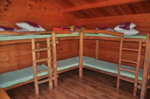 Palanda nebo palandy na pokoji v ubytování Campsite Leiputrija
