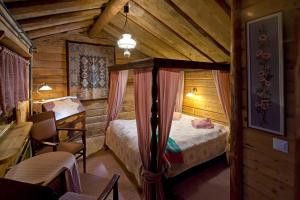 a bedroom with a bed in a wooden cabin at Matkailutila Lahdelma in Pertunmaa