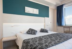 Un pat sau paturi într-o cameră la Hotel il Delfino