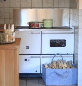 A kitchen or kitchenette at Das Schäferhäuschen - Leitenbauer Schäferei