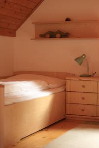 A bed or beds in a room at Das Schäferhäuschen - Leitenbauer Schäferei