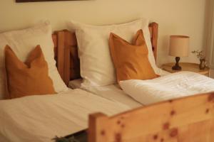 A bed or beds in a room at Das Schäferhäuschen - Leitenbauer Schäferei